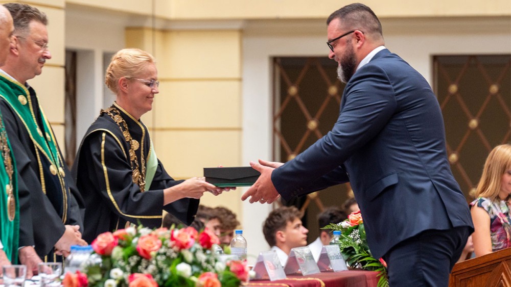 Szabó Péter, a Schaeffler debreceni vállalatainak ügyvezető igazgatója átveszi a kitüntetést Dr. Fenyves Veronikától, a Debreceni Egyetem Gazdaságtudományi Karának dékánjától