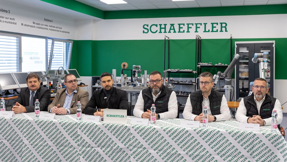 Az ipari szerviztechnikus képzés bejelentése kapcsán szervezett sajtótájékoztató képekben