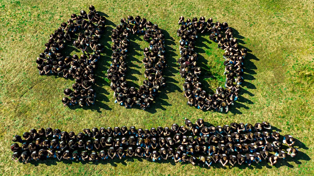 A négyszáz milliomodik csapágyat ünneplő debreceni csapat